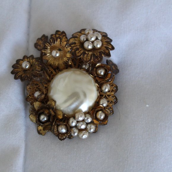 SIGNED GORGEOUS VINTAGE MIRIAM HASKELL PEARL GOLD TONE BROOCH PIN UNIQUE - Picture 2 of 6